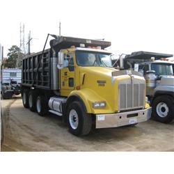 2000 KENWORTH T800 TRI-AXLE DUMP