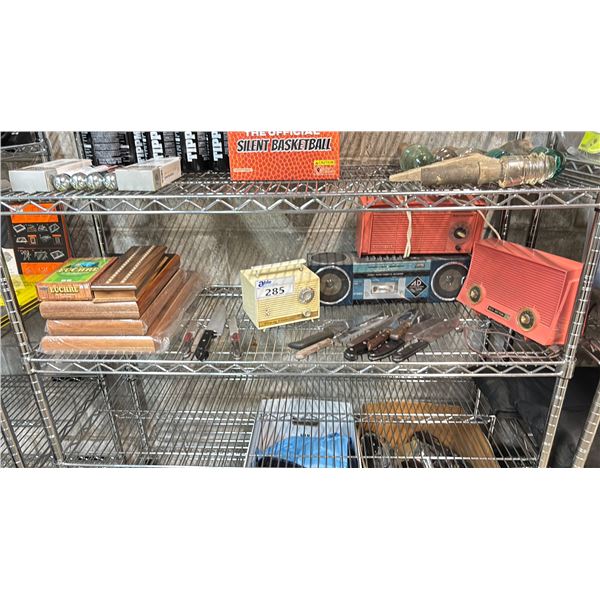 SHELF OF VINTAGE RADIOS, ASSORTED KNIVES, 3 PROP KNIVES, CRIB BOARD SET, BACKGAMMON & MORE