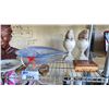 Image 2 : SHELF OF ASSORTED HOME DECOR ITEMS