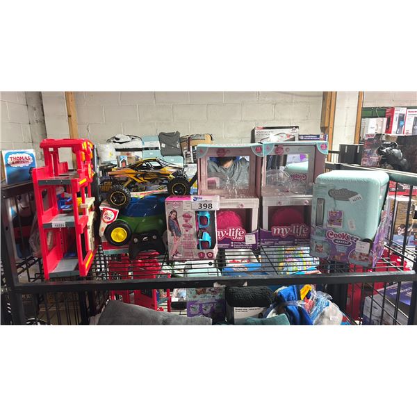 SHELF OF ASSORTED ITEMS INCLUDING; COOKEEZ MAKERY, MADD GEAR GLOW AND ROLL SHOE WHEELS, RC CARS &