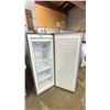 Image 2 : HISENSE FV06C7ASE 6.0 CU. FT 21.5"W STAINLESS STEEL LOOK CONVERTIBLE UPRIGHT FRIDGE OR FREEZER