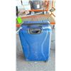 Image 2 : LARGE BLUE SWISSGEAR LUGGAGE
