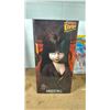 Image 2 : MEZCO TOYS LDD PRESENTS ELVIRA MISTRESS OF THE DARK DOLL