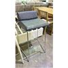 Image 4 : 3 ASSORTED BARSTOOLS
