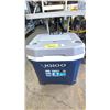 Image 1 : IGLOO MAXCOLD LATITUDE 62 ROLLER PORTABLE COOLER (1 WHEEL & HANDLE NEED REPAIRS)