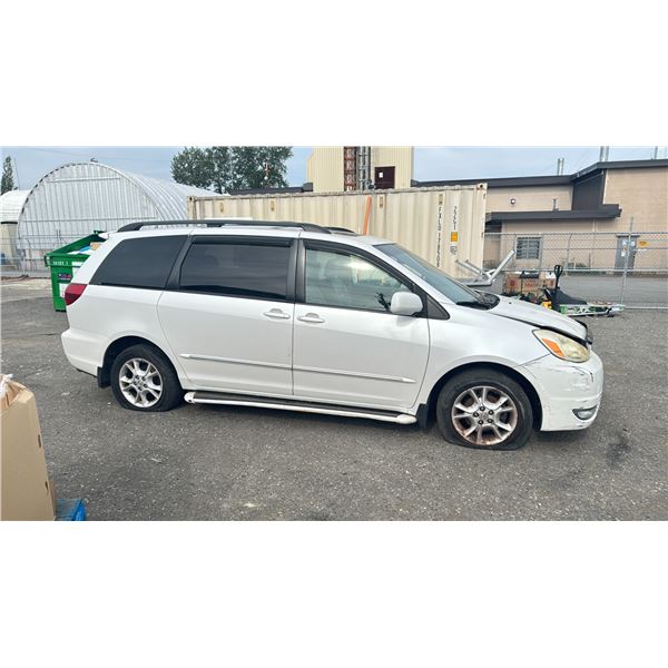 2005 TOYOTA SIENNA XLE AWD VAN WHITE VIN 5TDBA22C65S038877