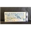 Image 2 : (2) 1979 AND 1986 CANADA 5 DOLLAR BILLS IN SLEEVE