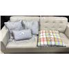 Image 1 : 3 SILVER FRINGE PILLOWS & A PLAID THROW CUSHION