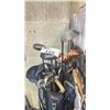 Image 2 : TITLEIST GOLF BAG WITH ASSORTED RH GOLF CLUBS
