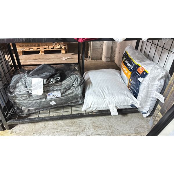 COMFORTER & 2 PILLOWS