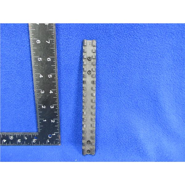 Unknown Picatinny Mount with 4 Screws - Marked "RL NE"