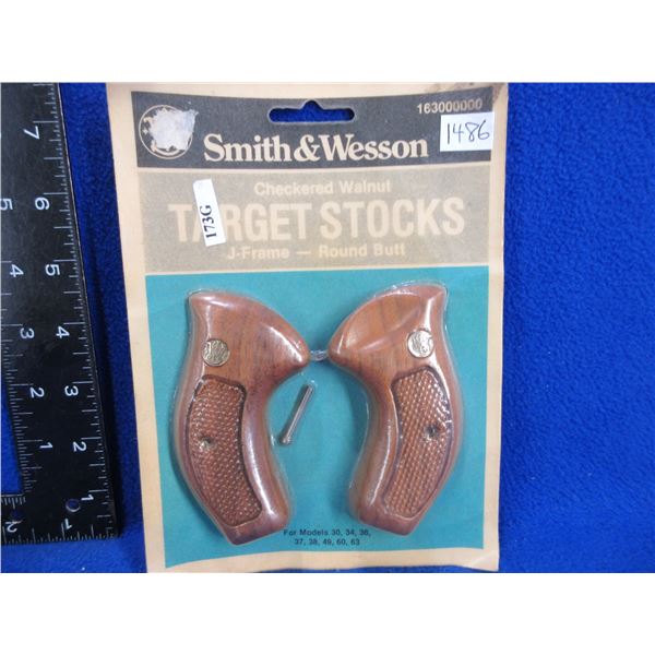 Smith & Wesson "J" Frame Round Butt Walnut Grips