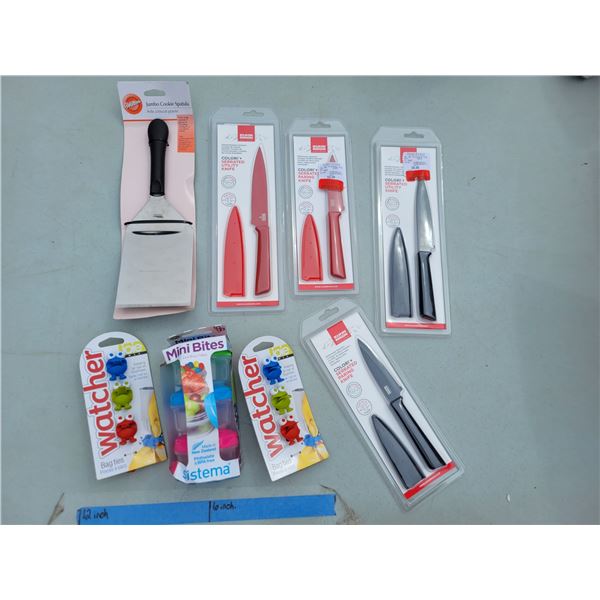 Kitchen Lot - Mini bites, 2x Joie Watcher, Wilton Jumbo Cookie Spatula, 4x Kuhn Rikon Knives