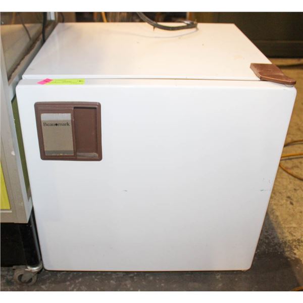 BEAUMARK OFFICE FRIDGE * NO INSIDE RACK (SHELF)*