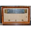 Image 1 : VTG WOOD TABLE TOP RADIO 22 X 14 X 12
