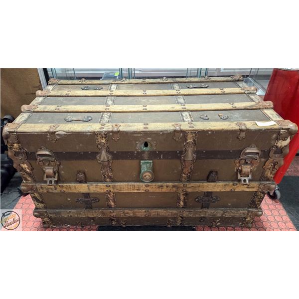 ANTIQUE STEAMER TRUNK