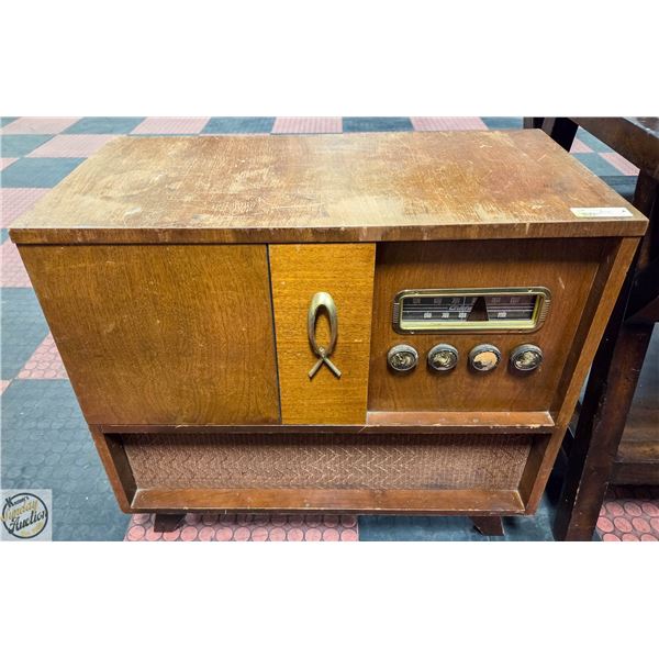 VTG WOOD RADIO & RECORD PLAYER DECOR PROJECT