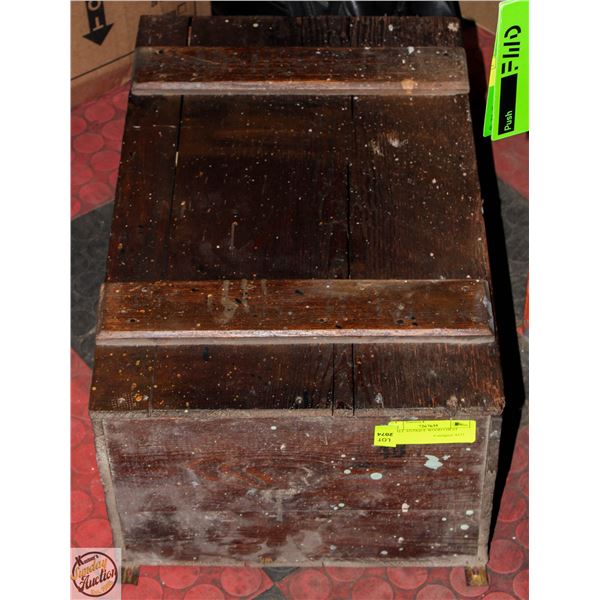 SMALL ANTIQUE WOOD CHEST