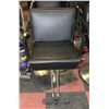 Image 1 : BAILIFF SEIZED: SALON BLACK LEATHER CHAIR