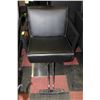 Image 1 : BAILIFF SEIZED: SALON BLACK LEATHER CHAIR