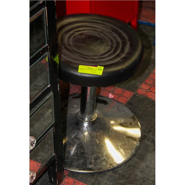 BAILIFF SEIZED: HYDRAULIC SMALL KID SALON CHAIR