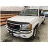 Image 3 : 163 -- 2005 GMC SIERRA, WHITE, 237691 KMS, 4X4