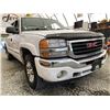 Image 8 : 163 -- 2005 GMC SIERRA, WHITE, 237691 KMS, 4X4