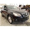 Image 8 : 122 -- 2011 VOLKSWAGEN TIGUAN, BLACK, 187607 KMS, ALL WHEEL DRIVE
