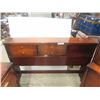 Image 11 : 3pce Bedroom Suite: Dresser 32'' x 68'' x 19'' , 