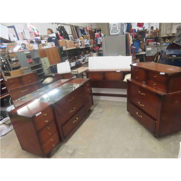 3pce Bedroom Suite: Dresser 32'' x 68'' x 19'' , 