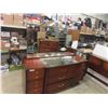 Image 2 : 3pce Bedroom Suite: Dresser 32'' x 68'' x 19'' , 