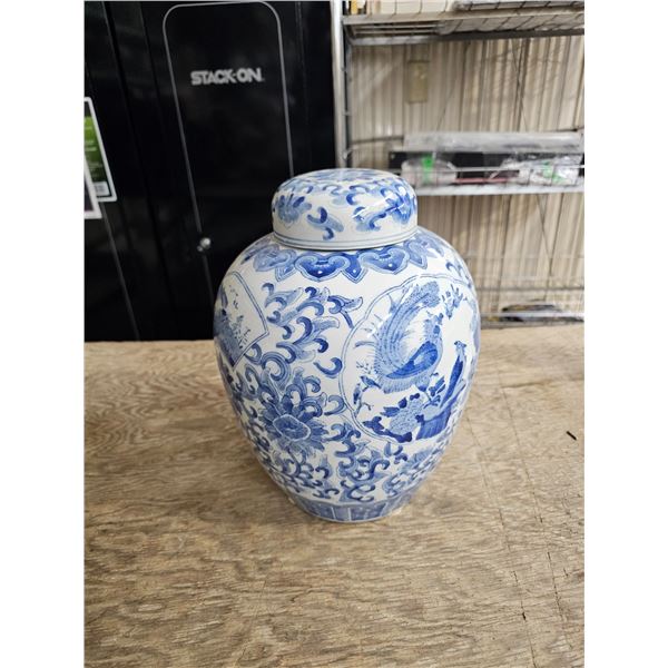 11" Vases w/ Lid