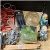 Image 3 : Misc items pans, decore