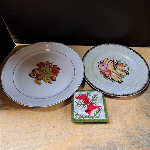 2 decorative plates and coasters