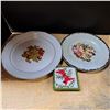 Image 1 : 2 decorative plates and coasters