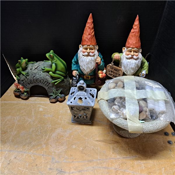 Garden decore, gnomes and welcome sign