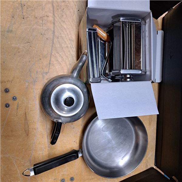 Kitchenware and pasta maker