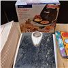 Image 2 : scale, pie maker and file holder