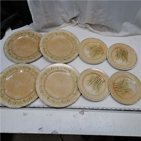 Set of 8 plates