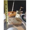 Image 7 : Box of decorative items, plates and kitchen stuff, etc.