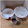 Image 1 : 2 metal bowls and pitcher