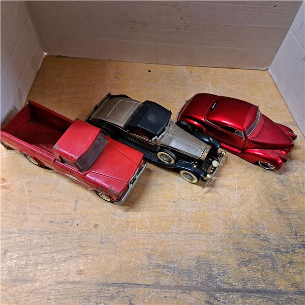 3 model cars, 1 car is broken