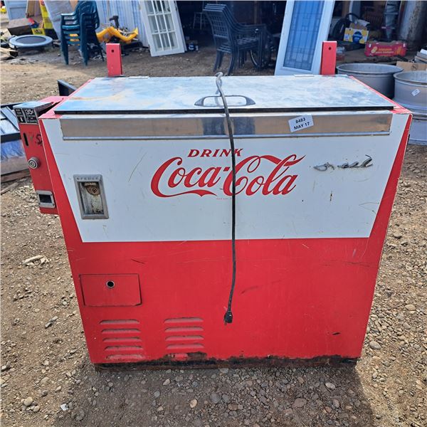 vintage 1963 coca cola machine- works but no key