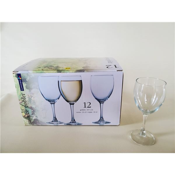 12 Wine Glasses Boxed - like new
