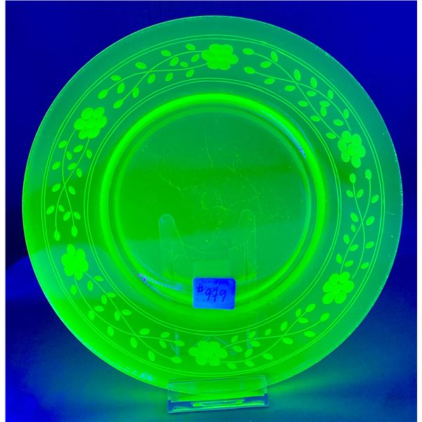 ANTIQUE URANIUM GLASS ACID ETCHED FLOWERS 8 3/4" WIDE PLATE. GLOWS!