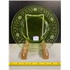 Image 2 : ANTIQUE URANIUM GLASS ACID ETCHED FLOWERS 8 3/4" WIDE PLATE. GLOWS!
