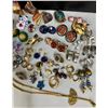 Image 2 : LARGE LOT OF VINTAGE FASHION JEWELRY