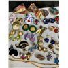 Image 3 : LARGE LOT OF VINTAGE FASHION JEWELRY