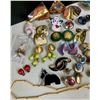 Image 4 : LARGE LOT OF VINTAGE FASHION JEWELRY