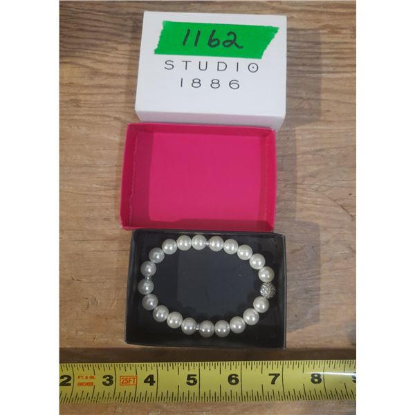 Faux-Pearl in Studio 1886 Box.